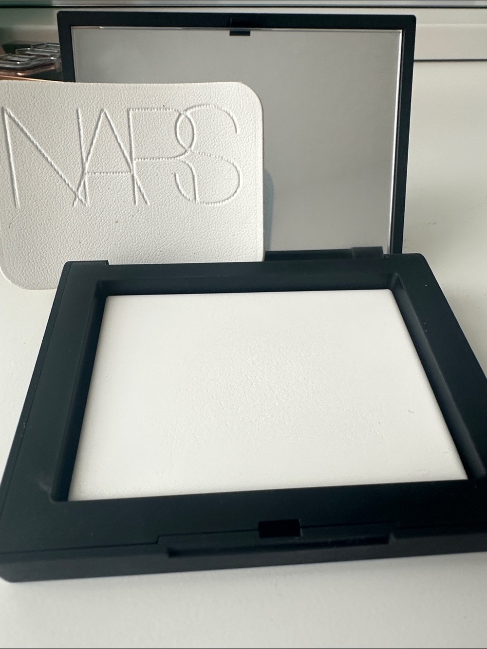 NARS Translucent Crystal Setting Powder — Black Compact - Picture 2 of 2